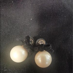 Super cute pearl earrings. Kate spade